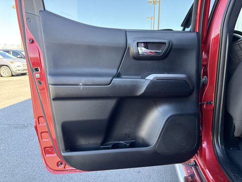 Used 2016 Toyota Tacoma TRD Sport image 22