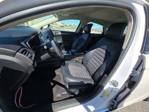 Used 2017 Ford Fusion SE w/ Equipment Group 201A image 5