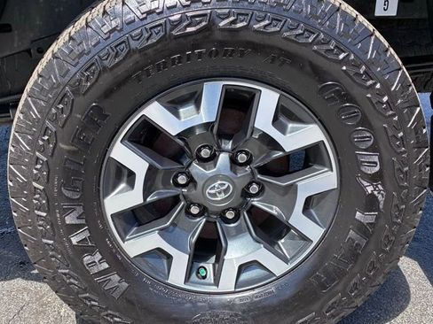 Used 2022 Toyota Tacoma TRD Off-Road w/ Technology Package image 8