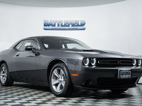 Used 2015 Dodge Challenger SXT image 1