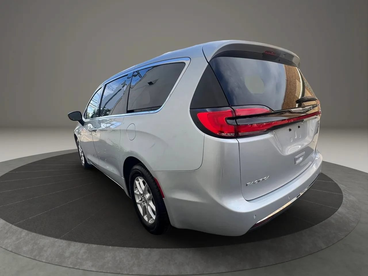 Used 2024 Chrysler Pacifica Touring-L FWD image 7