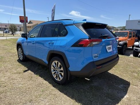 Used 2020 Toyota RAV4 XLE Premium image 5