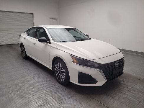 Used 2025 Nissan Altima 2.5 SV FWD image 13