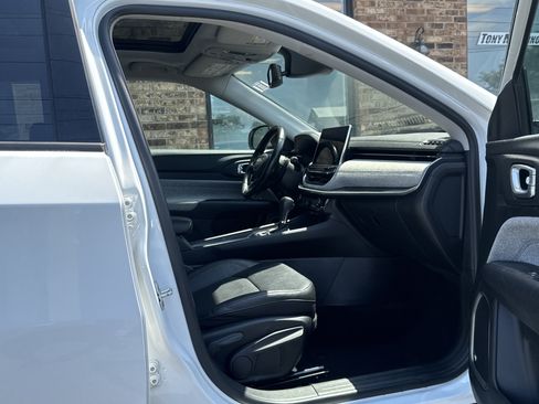 Used 2022 Jeep Compass Latitude w/ Sun and Sound Group AWD/4WD image 12