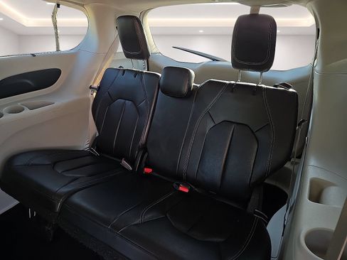 Used 2022 Chrysler Pacifica Touring-L FWD image 10