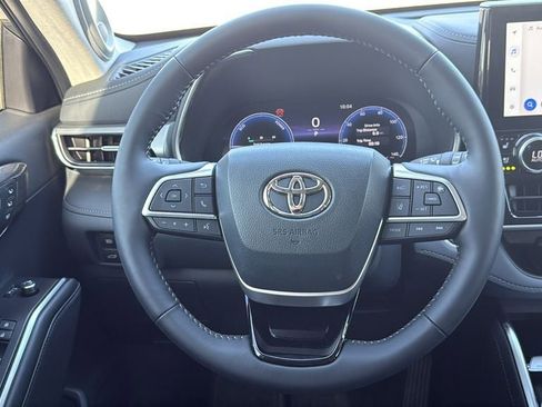 New 2025 Toyota Highlander Platinum image 20