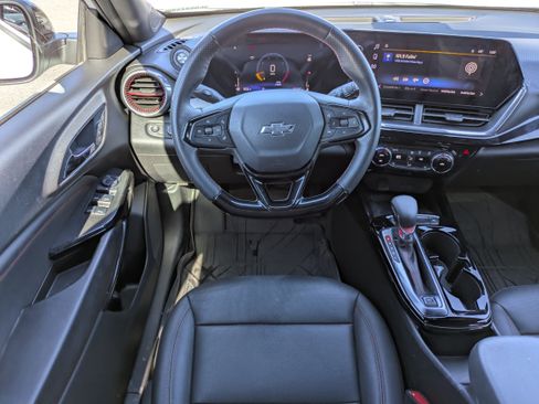 Used 2025 Chevrolet Trax RS w/ Sunroof Package image 4