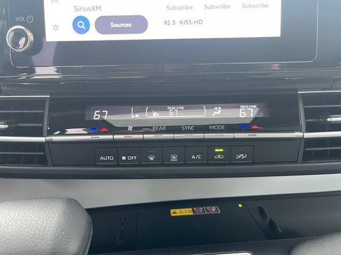 Used 2025 Toyota Sienna LE w/ LE Plus Package FWD image 27
