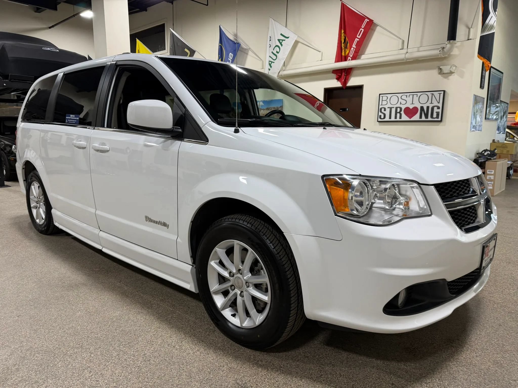 Used 2019 Dodge Grand Caravan SXT FWD image 15