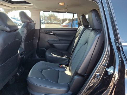 Used 2025 Toyota Highlander XLE image 11