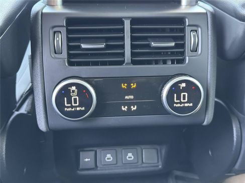 Used 2024 Land Rover Discovery Dynamic SE AWD/4WD image 21