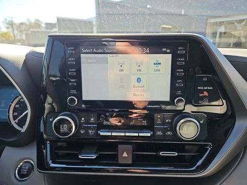 Used 2022 Toyota Highlander XLE image 26