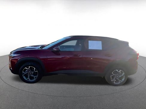 Used 2025 Chevrolet Trax LT w/ LT Convenience Package image 8