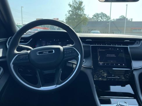 Used 2025 Jeep Grand Cherokee L Laredo RWD image 12