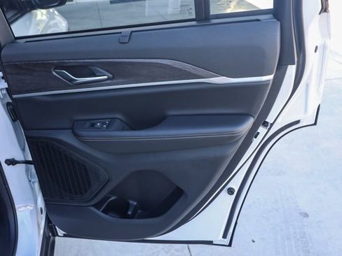 New 2025 Jeep Grand Cherokee Limited w/ Luxury Tech Group II image 19