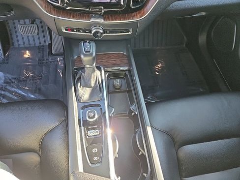 Used 2021 Volvo XC60 T5 Momentum w/ Premium Package image 23