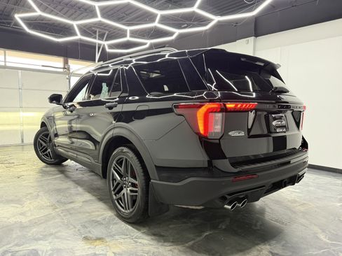 Used 2025 Ford Explorer ST image 3