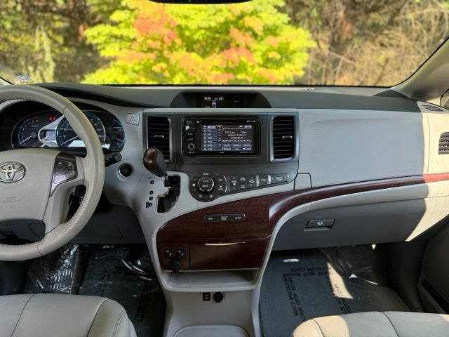 Used 2012 Toyota Sienna XLE FWD image 31