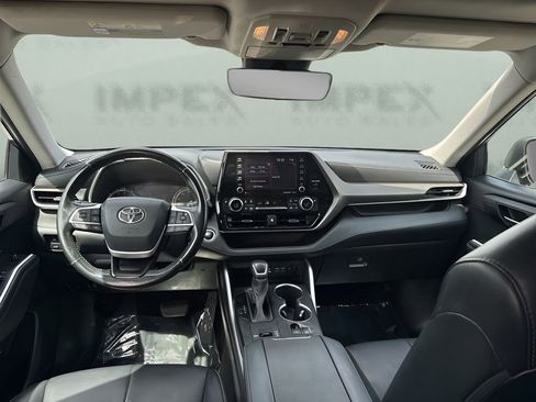 Used 2022 Toyota Highlander XLE FWD image 13
