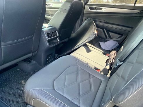 Used 2025 Volkswagen Atlas Cross Sport SE w/ Panoramic Sunroof Package FWD image 7