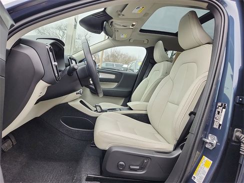 Used 2021 Volvo XC40 T5 Momentum w/ Premium Package image 13