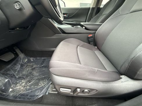Used 2023 Toyota Venza LE image 12