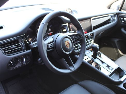 New 2025 Porsche Macan image 4