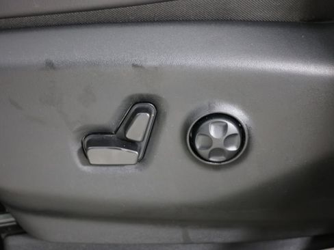 Used 2024 Chrysler Pacifica Limited FWD image 26