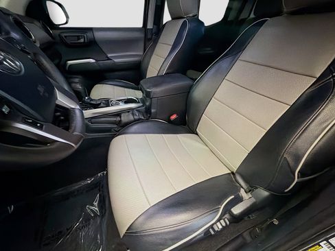 Used 2017 Toyota Tacoma SR5 w/ Tow Package image 11