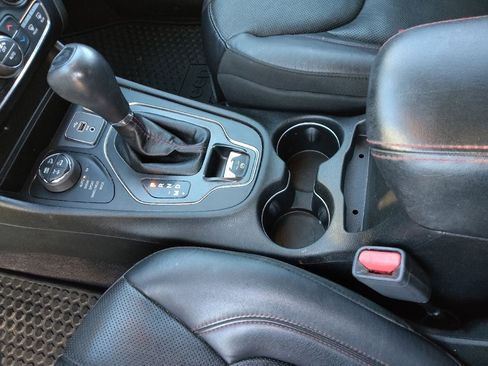Used 2019 Jeep Cherokee Trailhawk AWD/4WD image 26