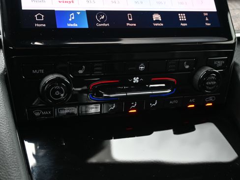 Used 2025 Jeep Grand Cherokee Limited w/ Black Appearance Package image 21