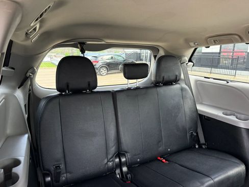 Used 2018 Toyota Sienna SE FWD image 25