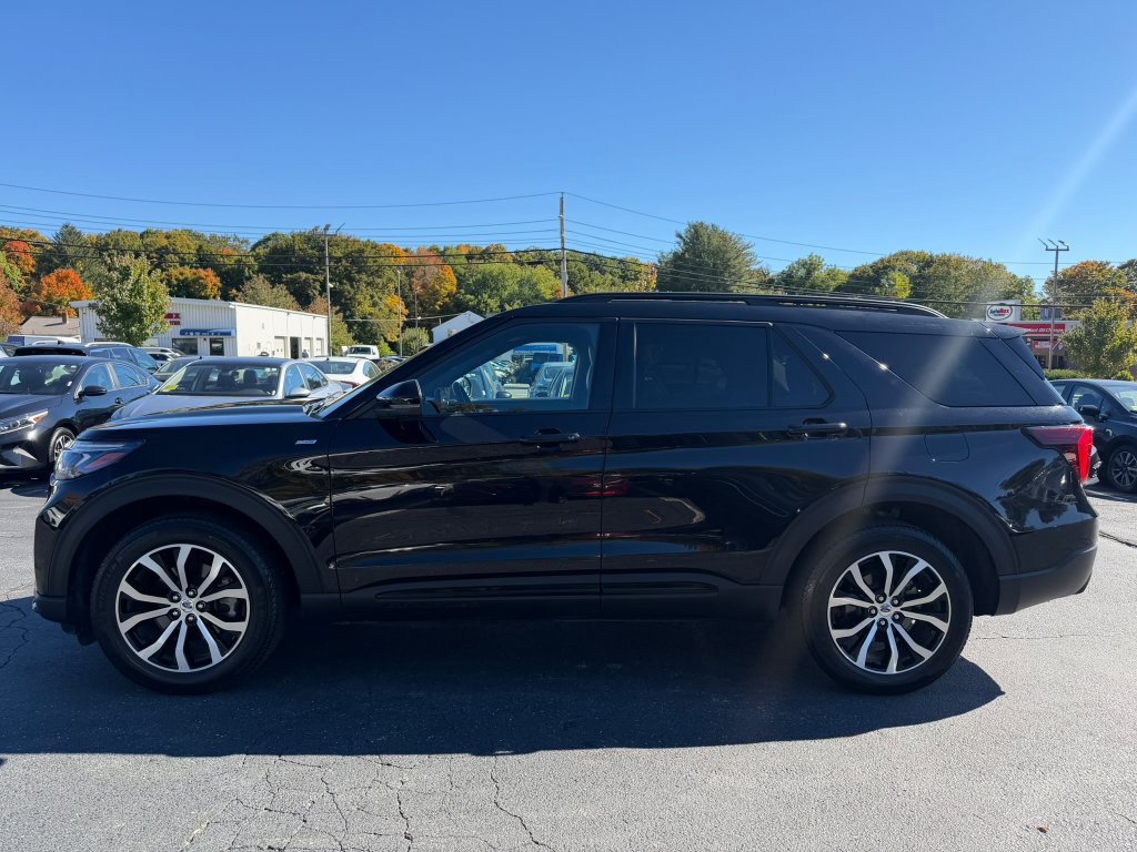 Used 2025 Ford Explorer ST-Line AWD/4WD image 2