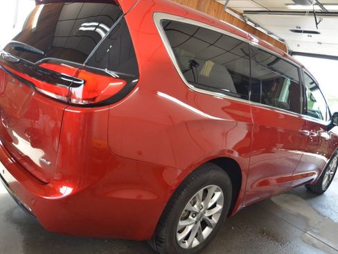 Used 2025 Chrysler Pacifica Select AWD/4WD image 6