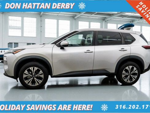 Used 2022 Nissan Rogue SV image 2