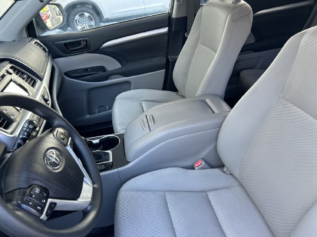 Used 2019 Toyota Highlander LE FWD image 11