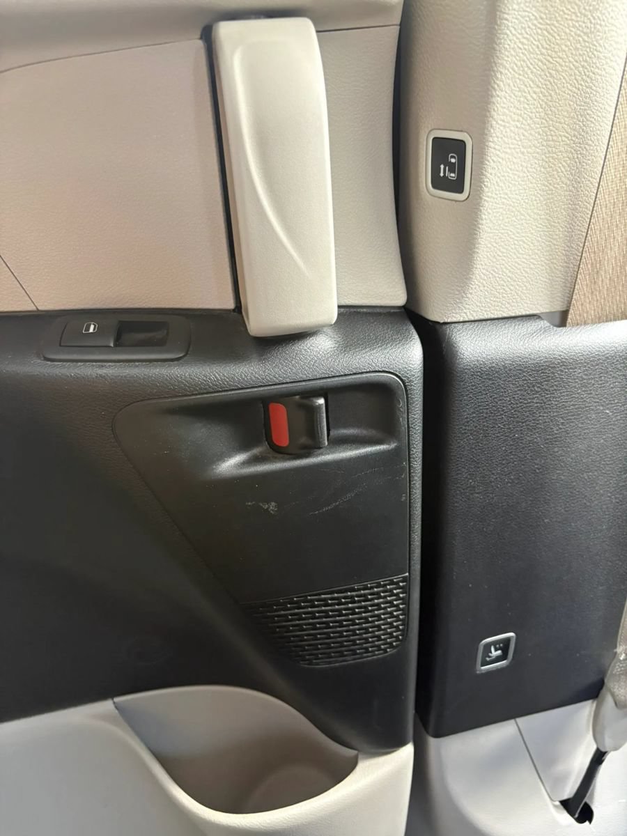 Used 2024 Chrysler Pacifica Touring-L FWD image 15