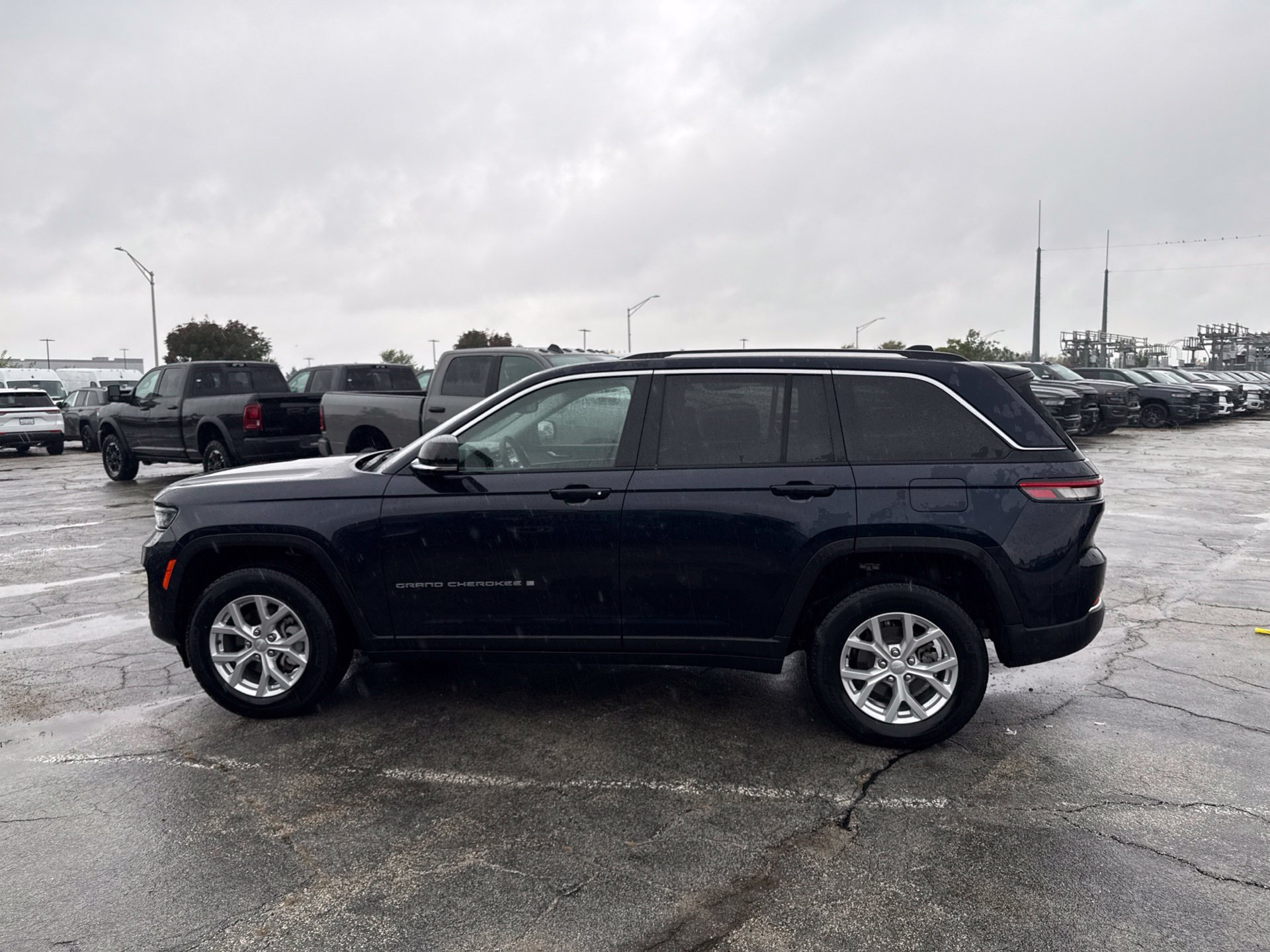 Used 2023 Jeep Grand Cherokee Limited AWD/4WD image 9