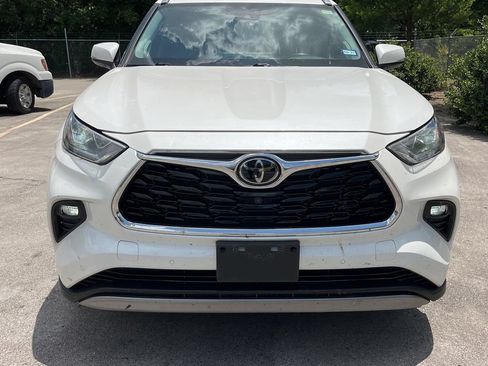 Used 2021 Toyota Highlander Platinum FWD image 2