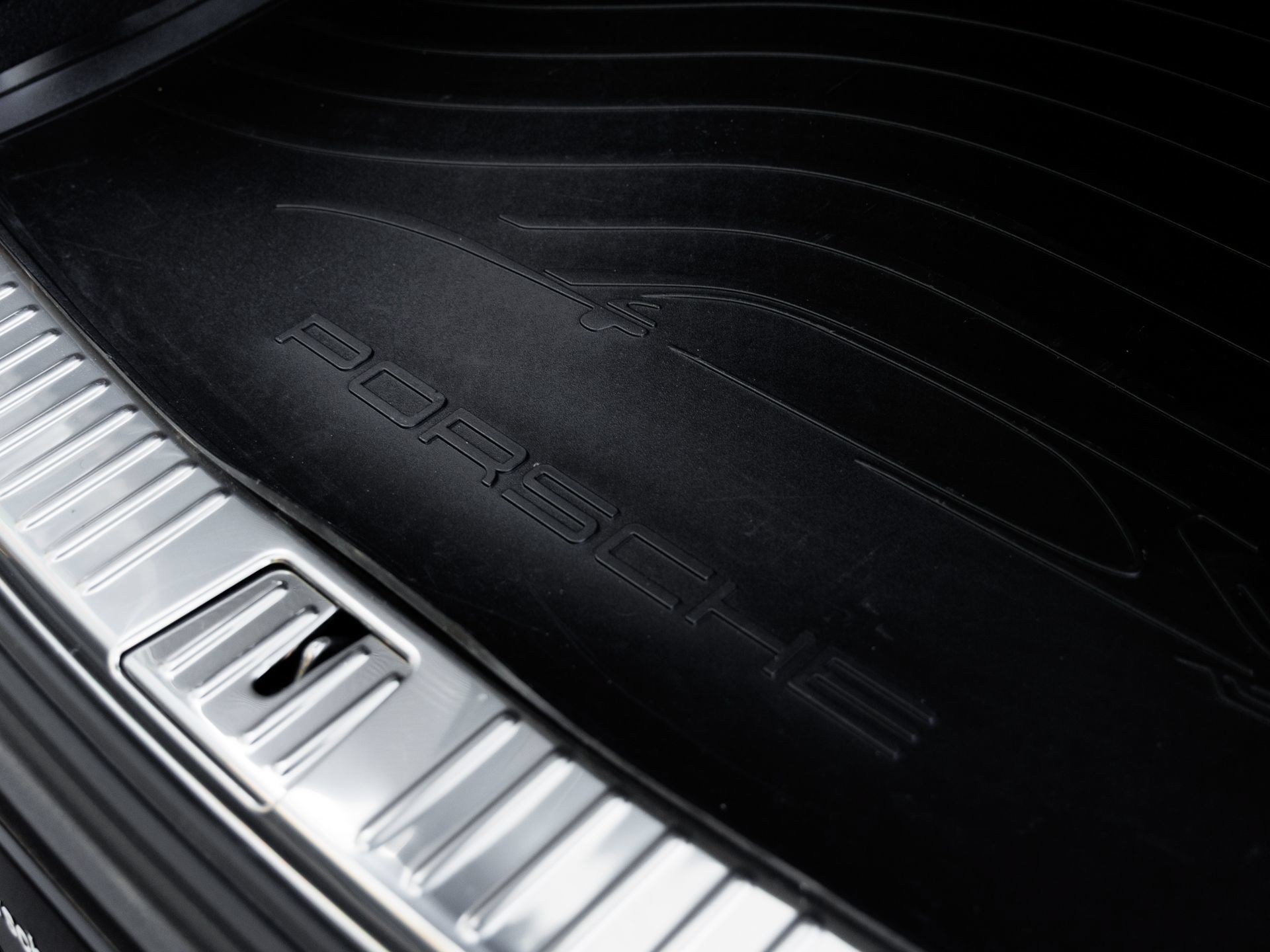 Certified 2025 Porsche Cayenne Coupe AWD/4WD image 29