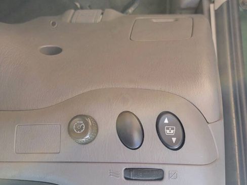 Used 2002 Toyota Sequoia SR5 w/ Preferred Pkg RWD image 15