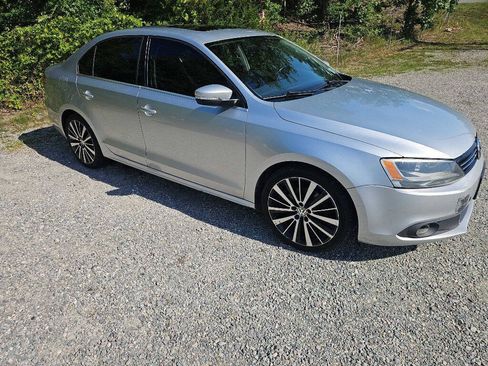 Used 2011 Volkswagen Jetta SEL FWD image 1