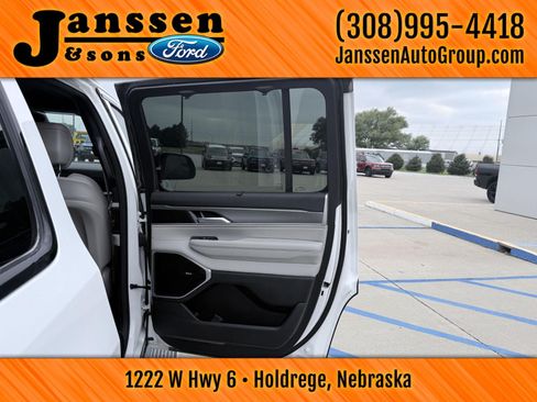 Used 2025 Jeep Wagoneer Series III w/ Premium Group I AWD/4WD image 12