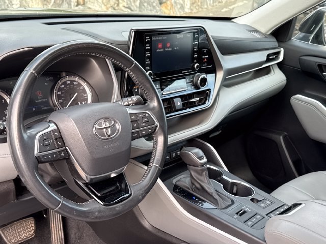 Used 2021 Toyota Highlander XLE AWD/4WD image 8