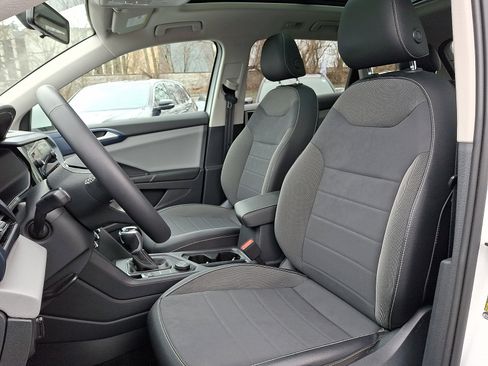 Used 2022 Volkswagen Taos SE w/ Panoramic Sunroof Package image 12