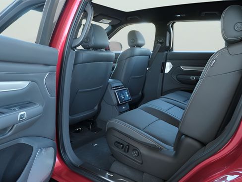 New 2024 VinFast VF 9 Plus AWD/4WD image 15