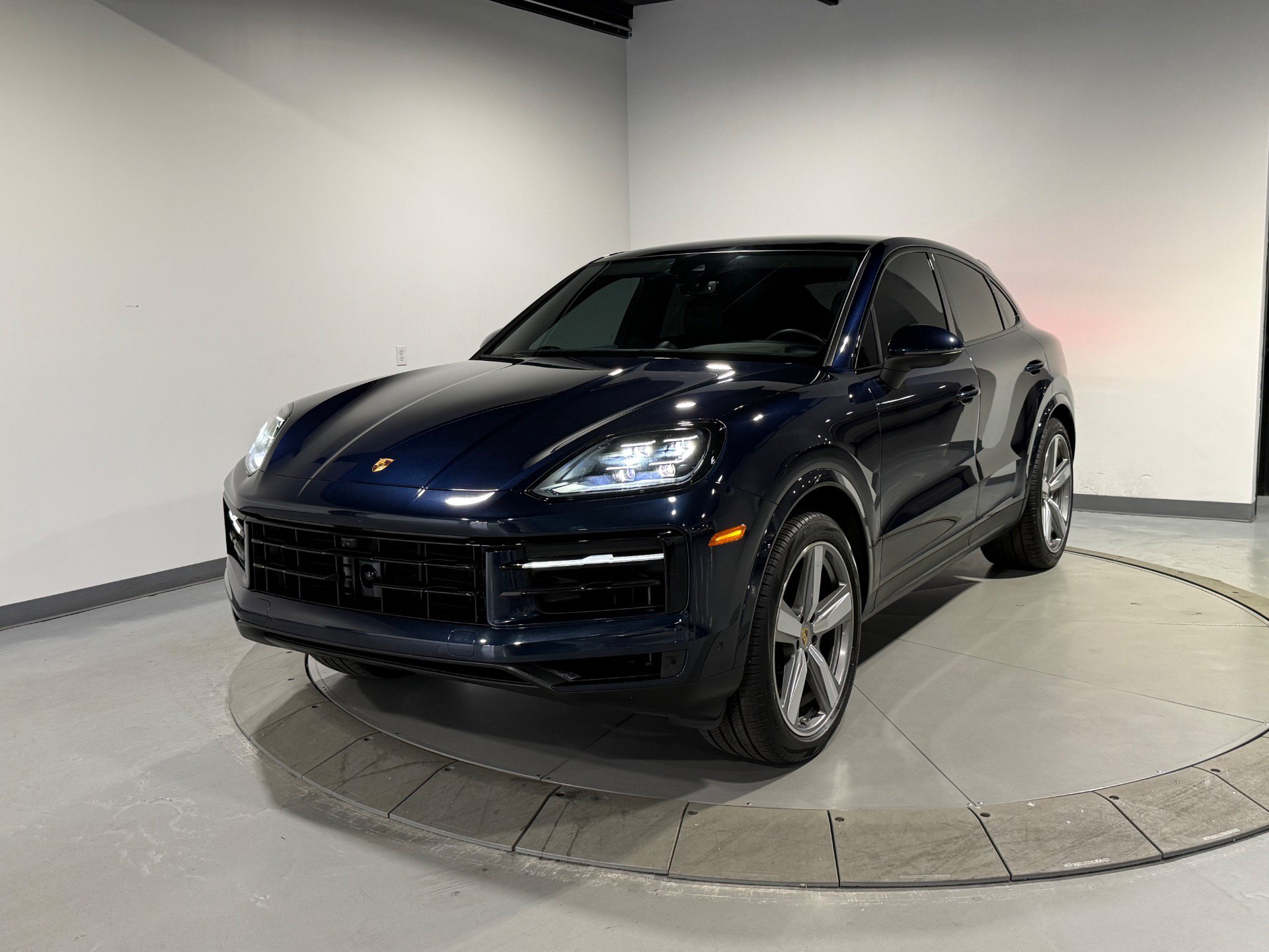 Used 2024 Porsche Cayenne Coupe AWD/4WD image 3