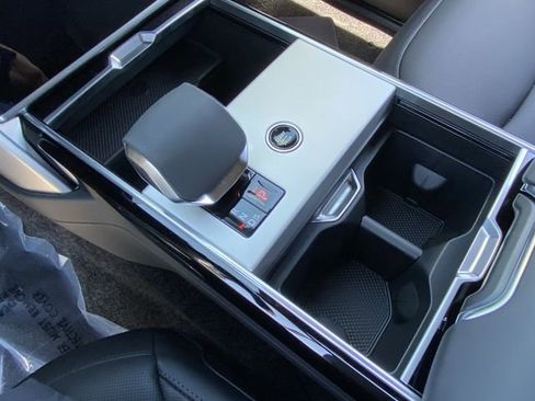 New 2025 Land Rover Range Rover Long Wheelbase SE image 9