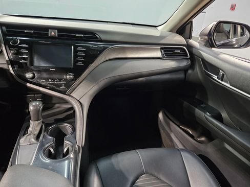 Used 2020 Toyota Camry SE image 11