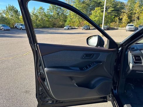 Used 2023 Nissan Rogue S image 23